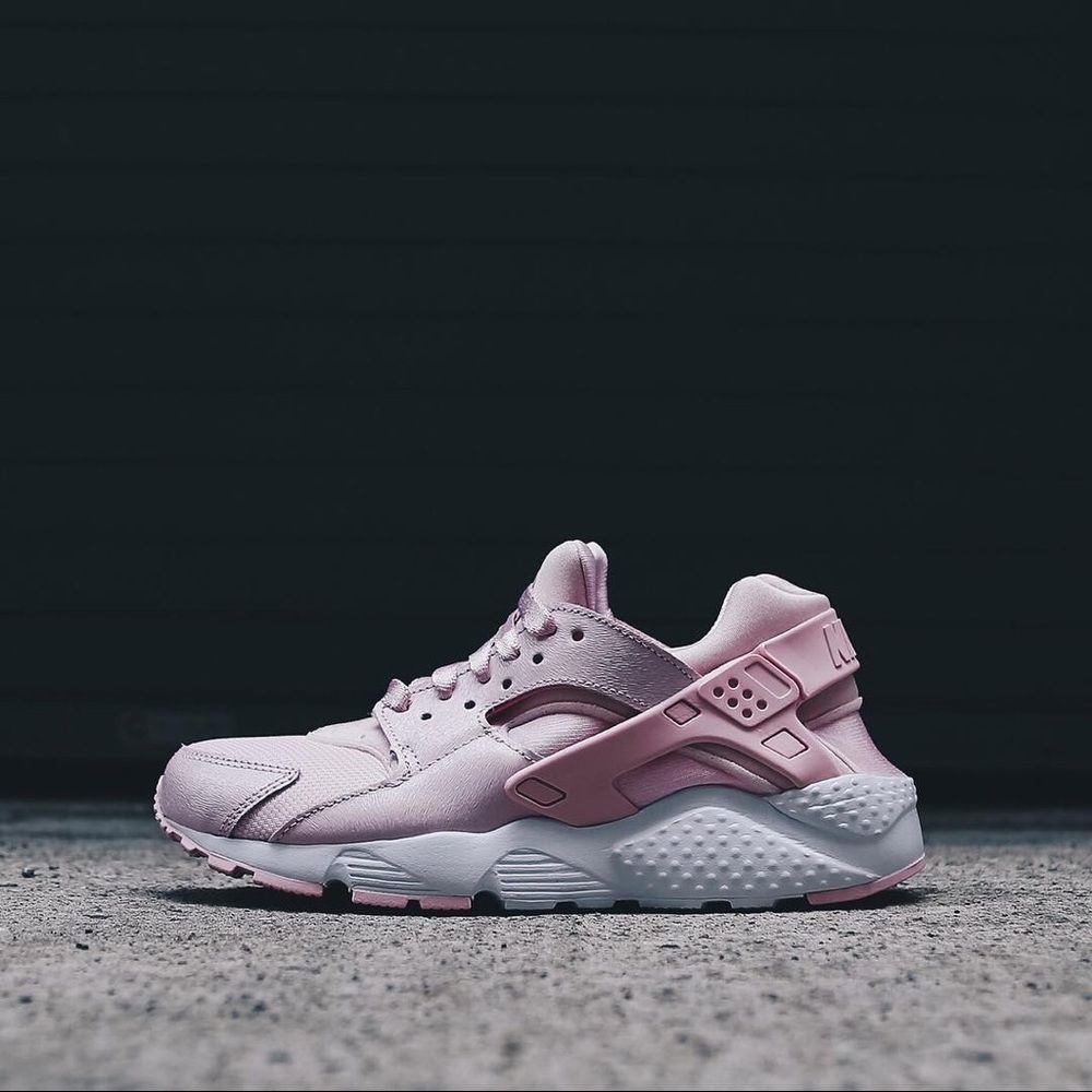 NIKE Huarache Run SE GS Prism Pink Size 6.5Y